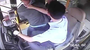 Tài xế xe buýt đóng cửa xe, giúp nạn nhân tóm gọn kẻ trộm