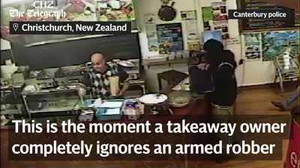 Bị chủ quán ngó lơ, tên cướp bịt mặt bối rối bỏ về