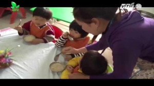 Lương không đủ sống, giáo viên mầm non đi chăn lợn