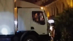 Khoảnh khắc tài xế xe tải khủng bố bị cảnh sát bắn chết