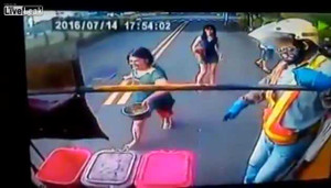 Ném túi rác lên xe đang chạy và cái kết thảm