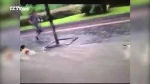 Đau tim cảnh em bé bị lũ dữ cuốn trôi trên phố