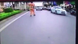 Cảnh sát giao thông có quyền đạp ngã xe người vi phạm không?