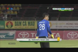 Thủ môn Cần Thơ đạp suýt gãy chân tiền đạo Sài Gòn FC