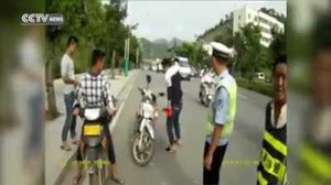 Người vi phạm dùng búa đập nát xe trước mặt CSGT