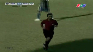 Trọng tài V-League quên thẻ đỏ ngoài sân