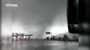 Lốc xoáy kinh hoàng như tận thế phá tan trạm thu phí trên cao tốc