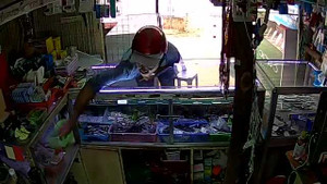 Vào cửa hàng thấy không có người, trộm nguyên rổ thẻ cào điện thoại