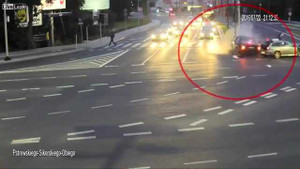 Người đi xe đạp thoát chết thần kỳ nhờ... tai nạn giữa 2 ôtô