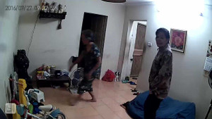 'Nữ quái' vào nhà lân la hỏi chuyện, trộm iPad giấu vào cạp quần