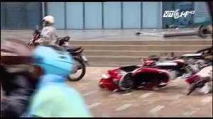 Gió quật đổ hàng loạt xe máy, người Hà Nội bỏ xe chạy thoát thân