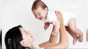 Mẹ chơi trò tung hứng, con rơi xuống đất tử vong