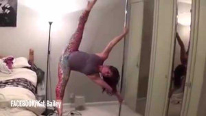 Bà bầu múa cột tưng bừng trong ngày... dự sinh