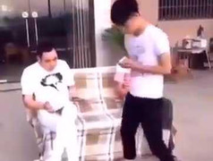 Cười vỡ bụng với trò chơi khăm bạn thân 'khó đỡ'