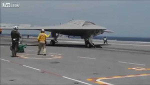 'Sát thủ' tàng hình không người lái X-47B hạ cánh xuống siêu tàu sân bay Mỹ