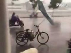 Xe đạp tự chạy 'điên cuồng' trên phố trong bão Nida