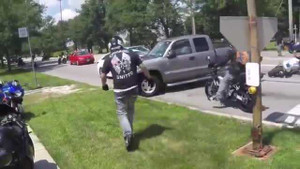 Bị chắn đường, tài xế xe bán tải điên tiết lao vào giữa đoàn biker