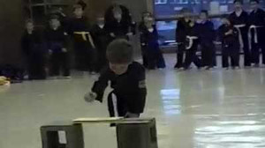 Nể phục phản ứng của bé trai sau khi dùng tay không đập vỡ tấm ván