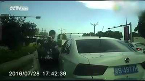 Bị xe sau húc, tài xế hùng hổ vòng xe lại đâm liên tiếp để trả đũa