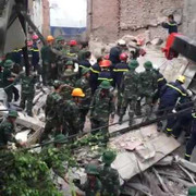 Cứu nạn người mắc kẹt trong căn nhà 4 tầng đổ sập ở Hà Nội