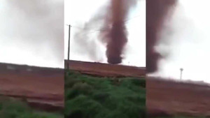 Lốc xoáy đỏ bí ẩn như xuyên thủng bầu trời ở Trung Quốc