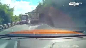 Vượt ẩu, xe máy bị 2 ôtô 'kẹp chả' suýt mất mạng trên đèo Bảo Lộc