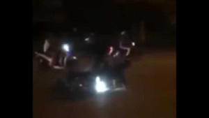 Gây tai nạn rồi bỏ chạy, xe Kia Morning ép ngã 2 cảnh sát cơ động