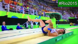 VĐV thể dục dụng cụ gãy gập chân khi thực hiện bài thi ở Olympic