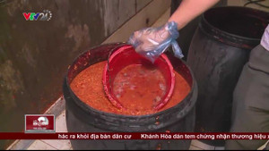 Kinh hãi cơ sở sản xuất tương ớt hôi thối, lúc nhúc dòi ở Bình Dương