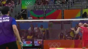 Tay vợt Trung Quốc ngạo mạn, vừa đánh vừa đổi vợt khi đấu với Tiến Minh