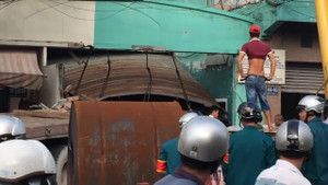 Container cuốn xe máy lao sập nhà dân, 1 người chết tại chỗ