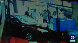 Nữ tài xế lao ôtô đâm sầm vào nhà dân, đốn ngã chủ nhà