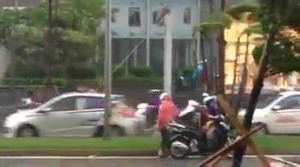 Bão Thần Sét áp sát Hà Nội: Người đi xe máy vật lộn trong gió dữ
