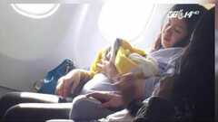 Sinh ra trên máy bay, em bé được bay miễn phí cả đời