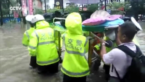 Clip CSGT đội mưa khiêng cáng đưa cụ ông đi viện gây 'bão' mạng