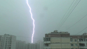 Clip: Tia sét khổng lồ 'chém' toạc bầu trời Matxcơva