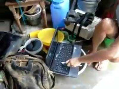 Vệ sinh laptop bằng cách 'không thể tin nổi'