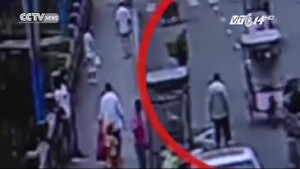 Cãi nhau với chồng giữa đường, vợ xuống xe nhảy cầu tự tử