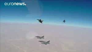 Chiến cơ Pháp 'bày binh bố trận', thả bom nghiền nát kho vũ khí IS