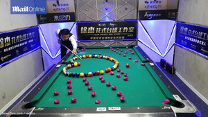 Cơ thủ bi-a biểu diễn tuyệt kỹ siêu đẳng không thể tin nổi