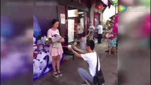 Mang cả giấy tờ nhà đi cầu hôn bạn gái và cái kết 'phũ'