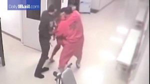 Tù nhân lao vào ôm chặt kẻ nổi loạn, giải cứu quản ngục