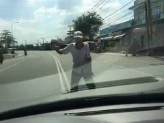 Hãi hùng 'ma men' lao ra giữa đường chặn đầu ôtô