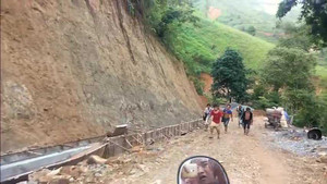 Clip phu vàng đi như chạy trốn khỏi 'rốn vàng' Sa Phìn, Lào Cai