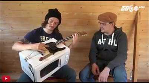 Chàng trai Nga 'hô biến' lò vi sóng thành đàn guitare