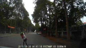 Mẹ chở con nhỏ trên xe máy bị ôtô tông ngã nhào ra đường