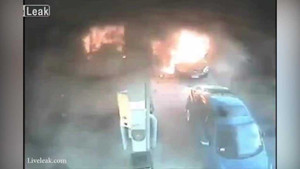 Ôtô bốc cháy ngùn ngụt ở trạm xăng, mẹ lao vào cứu 2 con ngoạn mục