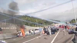 Xe đầu kéo hỏng phanh, cày nát hàng loạt ôtô trên cao tốc