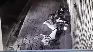'Ma men' phi xe máy đâm bẹp cửa nhà dân giữa đêm