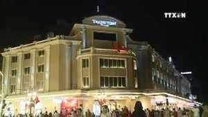 Người dân háo hức thưởng ngoạn phố đi bộ quanh Hồ Gươm